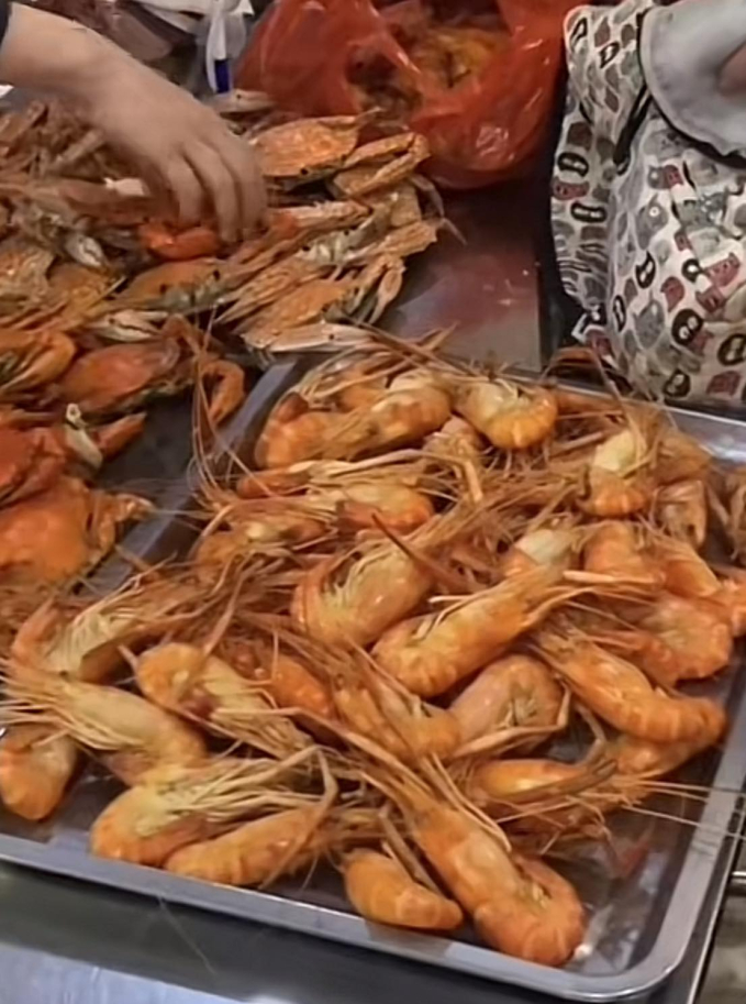 vu dut tui 7kg hai san mang ve khi an buffet thuc khach tuong duoc lay phan nhu o que dspl