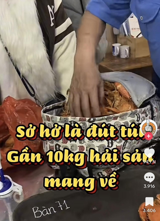 vu dut tui 7kg hai san mang ve khi an buffet thuc khach tuong duoc lay phan nhu o que