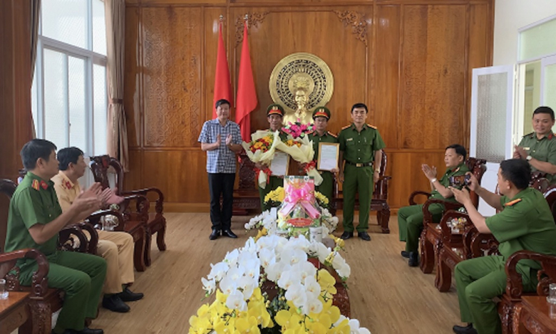 bat khan cap 2 sieu trom dot nhap nha dan trom 20 luong vang dspl