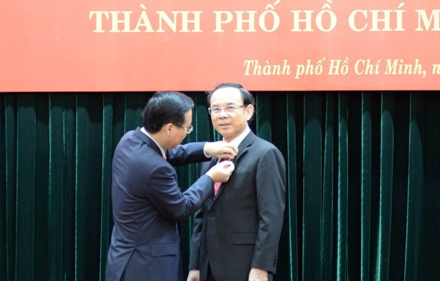 chu tich nuoc trao huy hieu 45 nam tuoi dang cho bi thu thanh uy tphcm 1 chu tich nuoc trao huy hieu 45 nam tuoi dang cho bi thu thanh uy tphcm 1