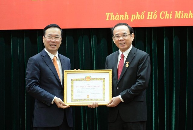 chu tich nuoc trao huy hieu 45 nam tuoi dang cho bi thu thanh uy tphcm 2 chu tich nuoc trao huy hieu 45 nam tuoi dang cho bi thu thanh uy tphcm 2