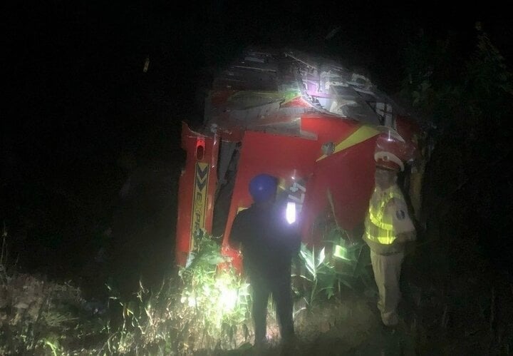 nguyen nhan xe khach cho 37 nguoi lao xuong vuc sau o kon tum