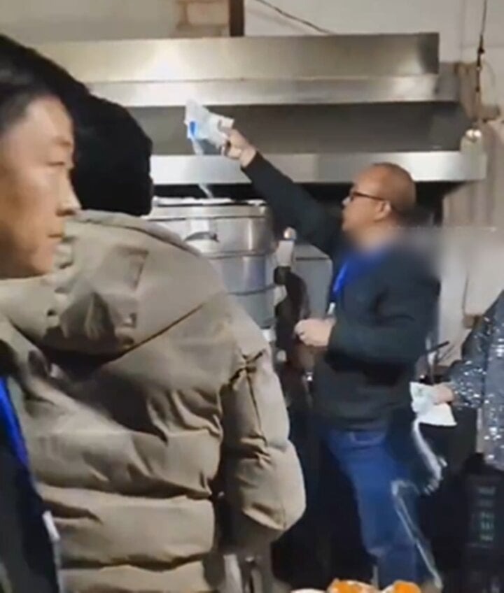 ngan nguoi dan tiec tung ruou che lanh dao thi tran co hanh dong gay buc xuc 1 ngan nguoi dan tiec tung ruou che lanh dao thi tran co hanh dong gay buc xuc 1