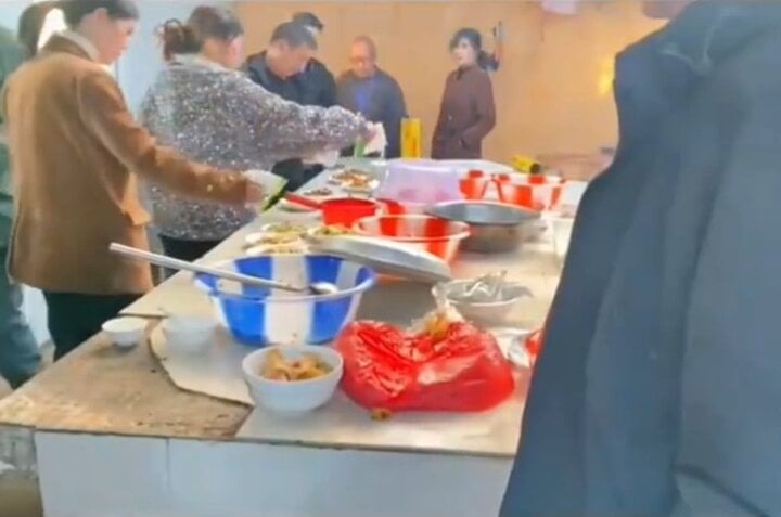 ngan nguoi dan tiec tung ruou che lanh dao thi tran co hanh dong gay buc xuc ngan nguoi dan tiec tung ruou che lanh dao thi tran co hanh dong gay buc xuc