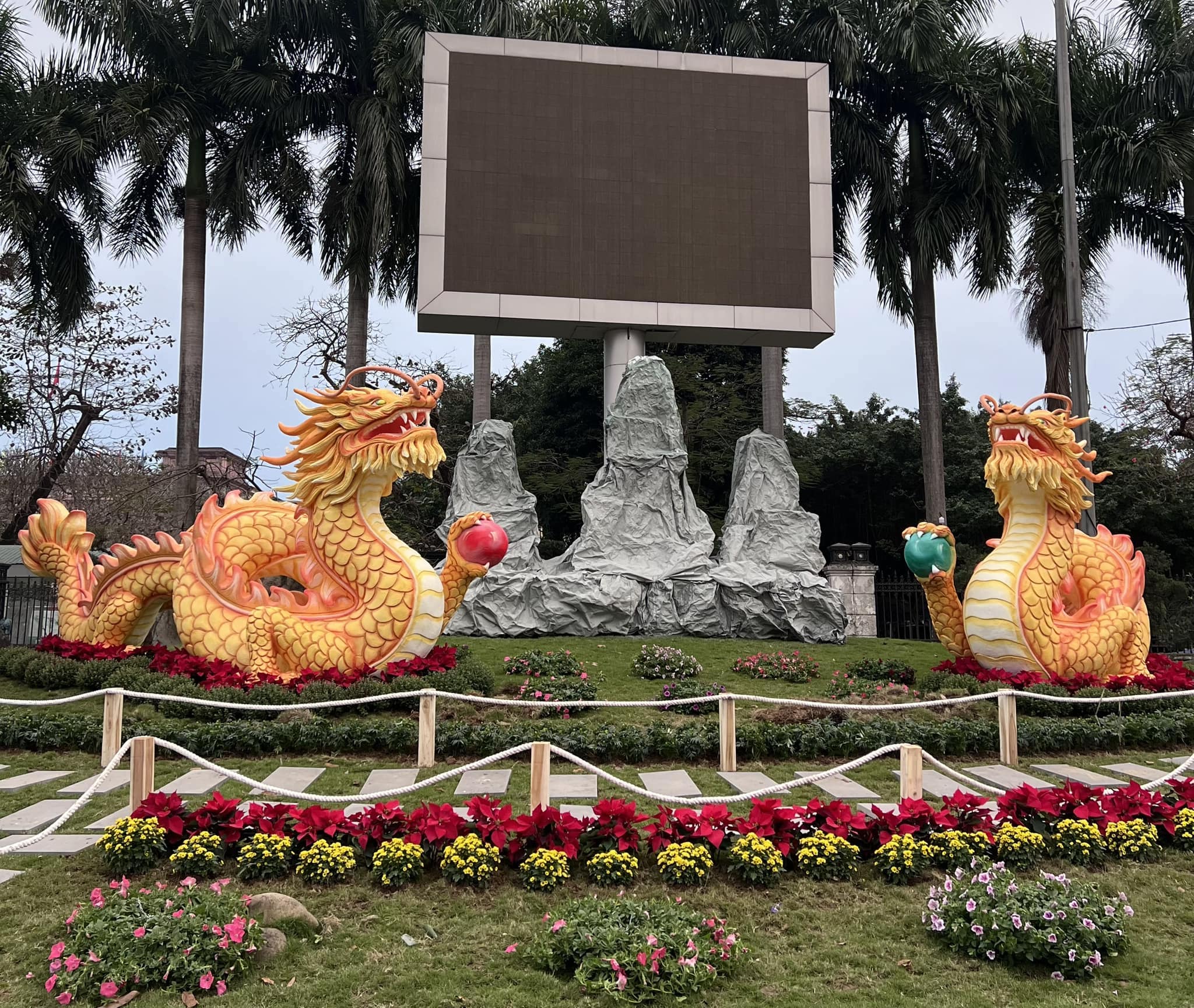 ruc ro sac mau linh vat rong vang o dong nai phun hoa chao don khach du lich 11