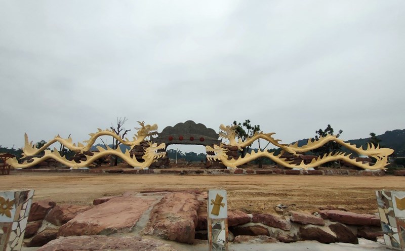 ruc ro sac mau linh vat rong vang o dong nai phun hoa chao don khach du lich 12