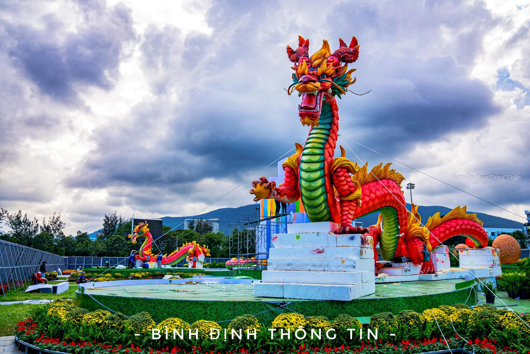 ruc ro sac mau linh vat rong vang o dong nai phun hoa chao don khach du lich 15