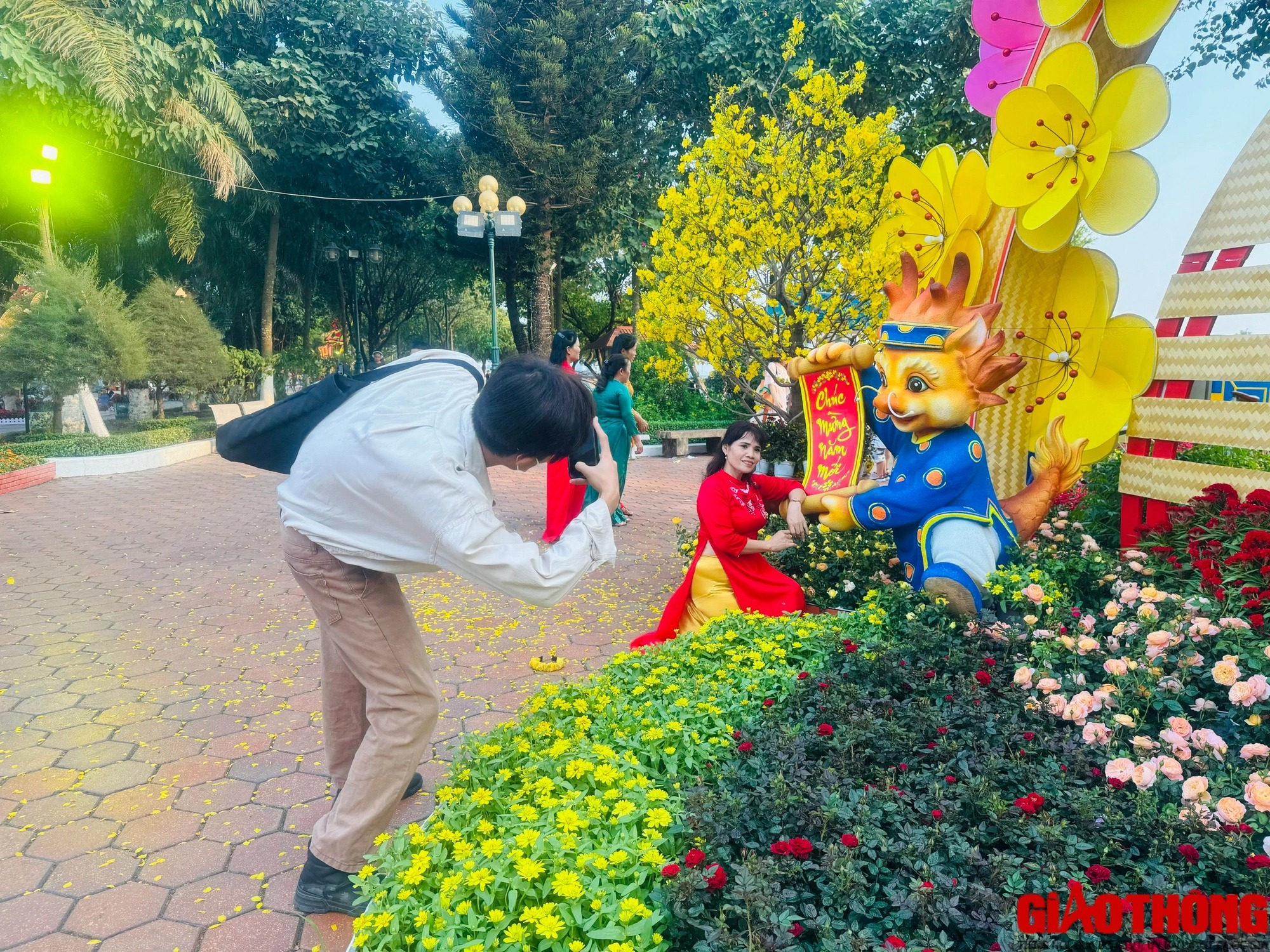 ruc ro sac mau linh vat rong vang o dong nai phun hoa chao don khach du lich 4