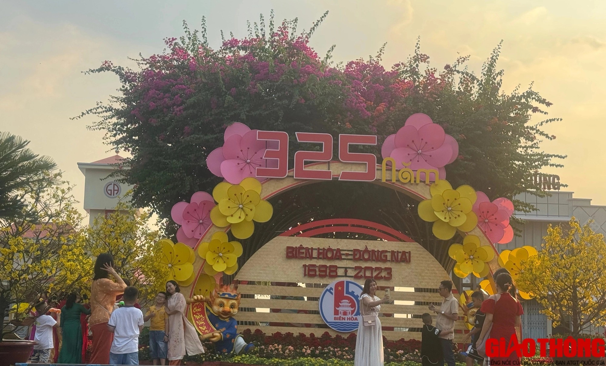 ruc ro sac mau linh vat rong vang o dong nai phun hoa chao don khach du lich