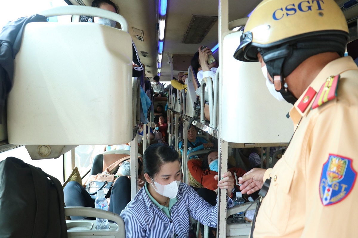Tin trong nước - CSGT phát hiện xe khách 40 chỗ nhồi nhét 64 người, nằm vật vạ giữa lối đi lại