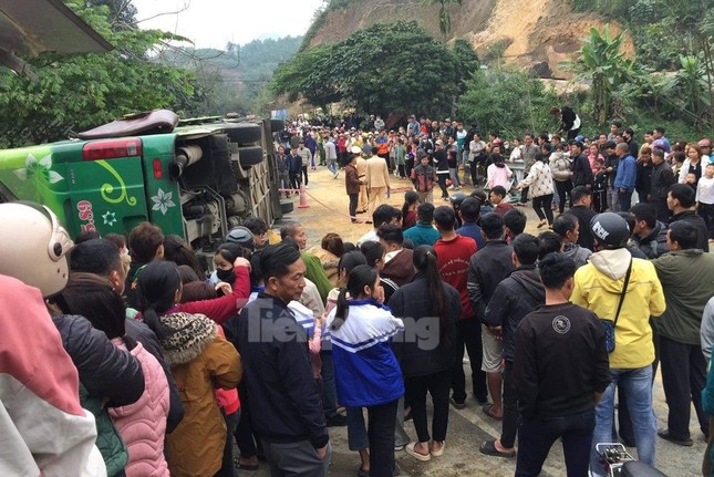 xe khach cho hon 30 nguoi lat tai cau khe mon chieu mung 4 tet nhieu nguoi thuong vong dspl xe khach cho hon 30 nguoi lat tai cau khe mon chieu mung 4 tet nhieu nguoi thuong vong dspl