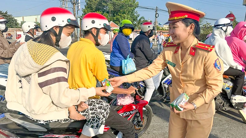tin thoi su nong moi nhat ngay 15 2 2024 canh sat giao thong vinh long tang nuoc va sua cho nguoi di duong 1