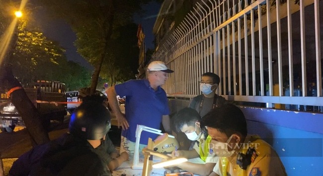 tai xe bi phat tien vi cho giup nguoi dan ong ngoai quoc say xin qua chot csgt dspl