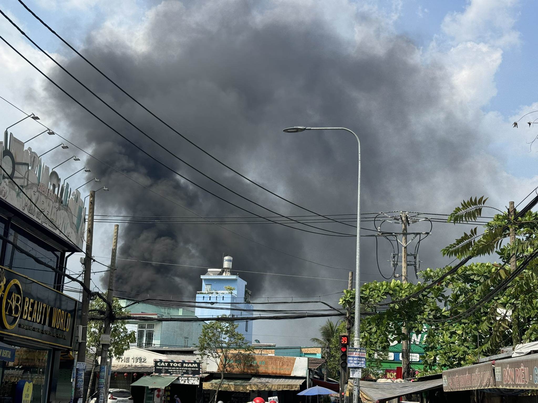 tin thoi su nong moi nhat ngay 19 2 2024 vua mo cua lam khai truong sau tet nha xuong o tp hcm boc chay