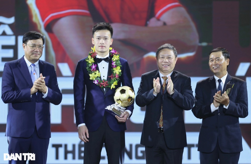 gianh qua bong vang viet nam hoang duc noi loi dang tiec vi dieu nay dspl gianh qua bong vang viet nam hoang duc noi loi dang tiec vi dieu nay dspl