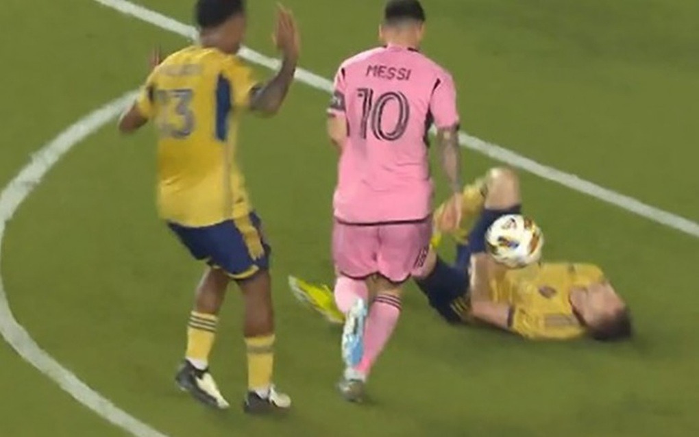 messi gay tranh cai gay gat voi pha re bong qua cau thu dang chan thuong tren san messi gay tranh cai gay gat voi pha re bong qua cau thu dang chan thuong tren san