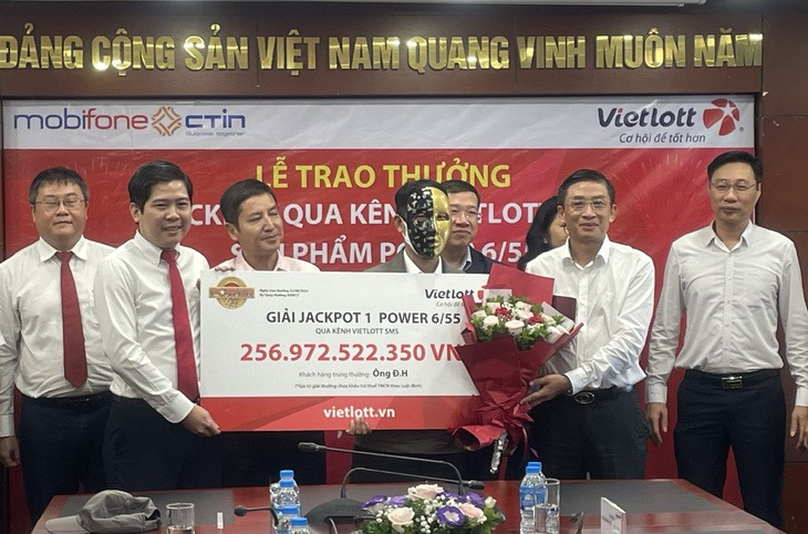 mot khach hang duoc xac dinh trung giai jackpot hon 13 ty dong dspl