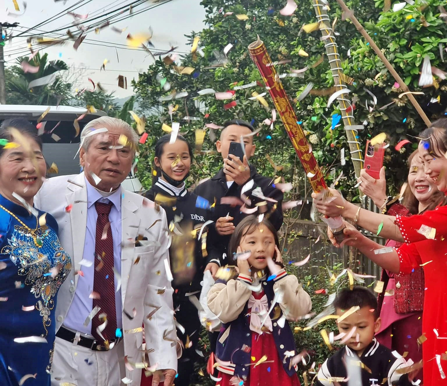 Đời sống - Ngưỡng mộ cặp vợ chồng U80 với đám cưới vàng, tuyên bố điều 'không ngờ' với khách mời (Hình 2).