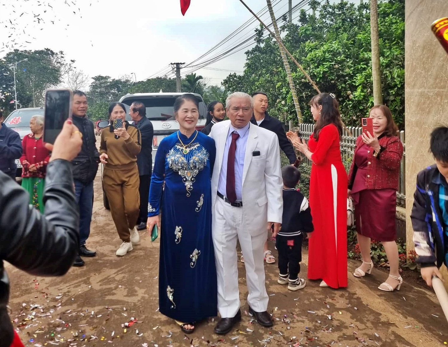 Đời sống - Ngưỡng mộ cặp vợ chồng U80 với đám cưới vàng, tuyên bố điều 'không ngờ' với khách mời (Hình 3).
