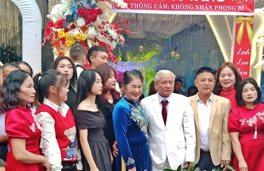 Đời sống - Ngưỡng mộ cặp vợ chồng U80 với đám cưới vàng, tuyên bố điều 'không ngờ' với khách mời (Hình 6).