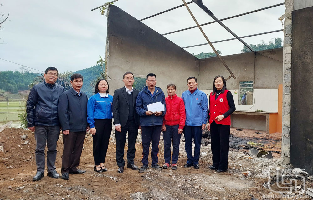 tin nong 24h hom nay ngay 27 2 2024 nam sinh roi tu tang 4 ban cong truong hoc thanh hoa da tu vong dspl