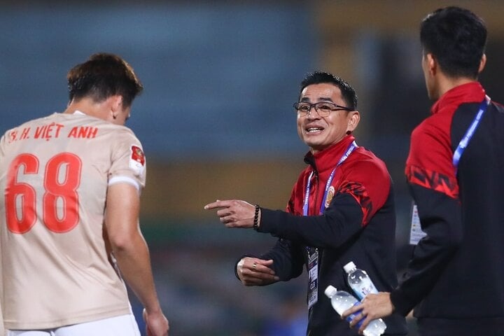 hlv kiatisak tu tay lam dac san que huong cho cac tuyen thu clb cahn hlv kiatisak tu tay lam dac san que huong cho cac tuyen thu clb cahn