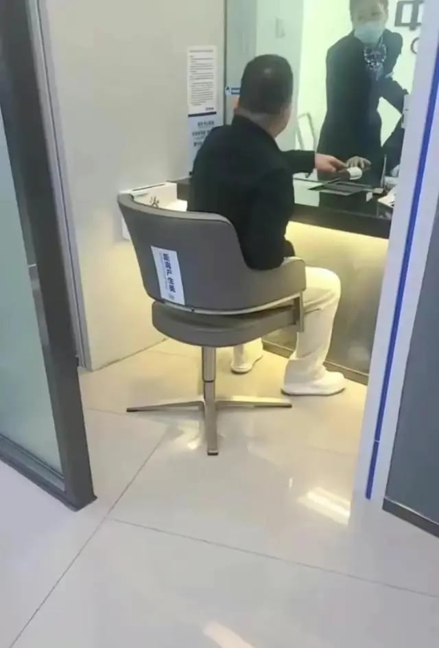 di rut tien nguoi dan ong dien tiet vi nhung cau hoi cua nhan vien ngan hang khien dan mang tranh cai dspl