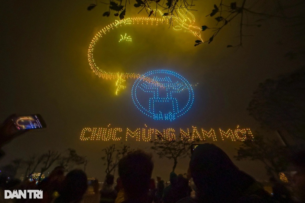 ha noi cam 3 tuyen duong phuc vu man trinh dien anh sang bang 300 drone o ho tay dspl