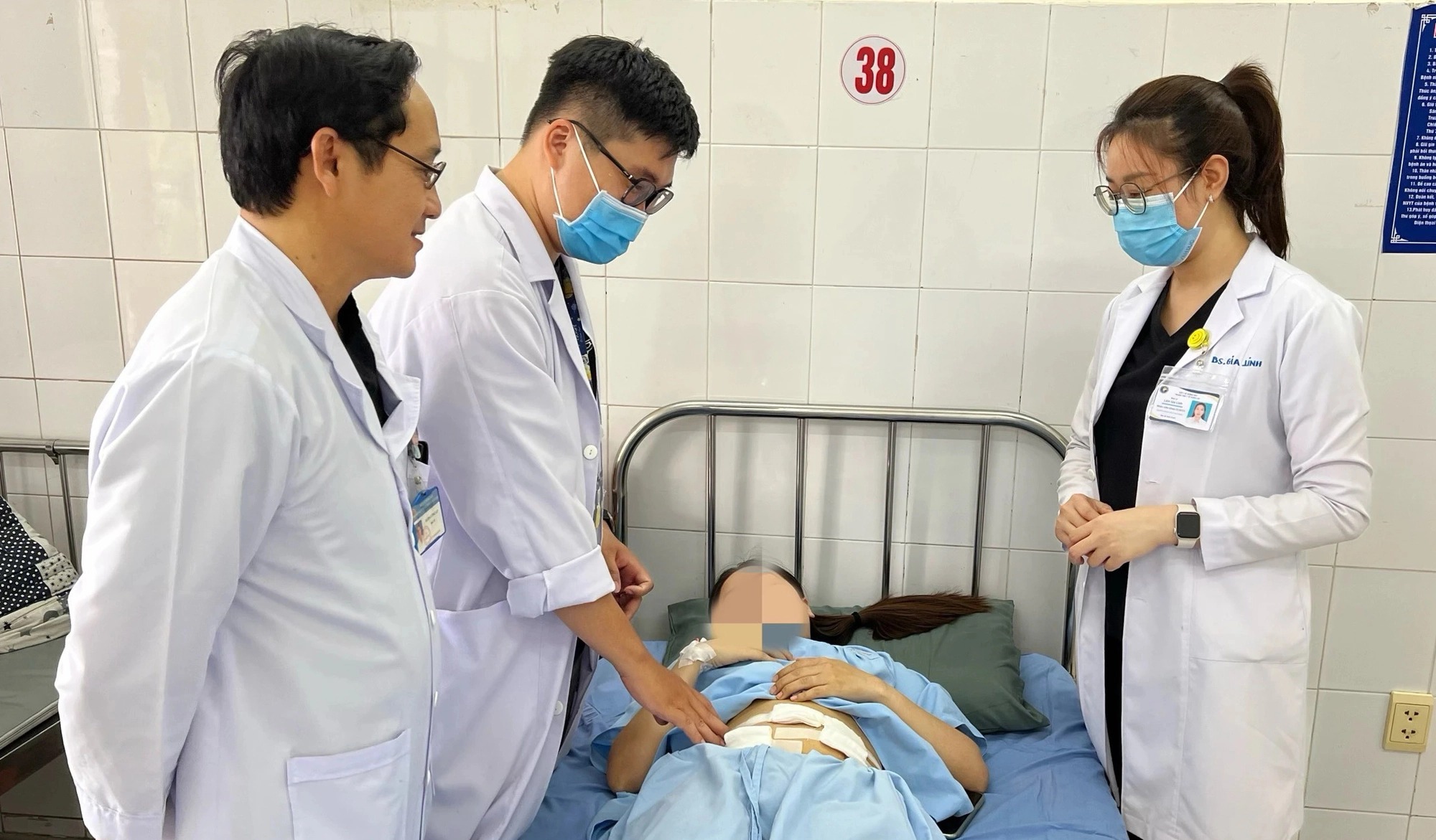 nu benh nhan co khoi u chua long toc mong tay rang xuong cua thoi ky phoi thai
