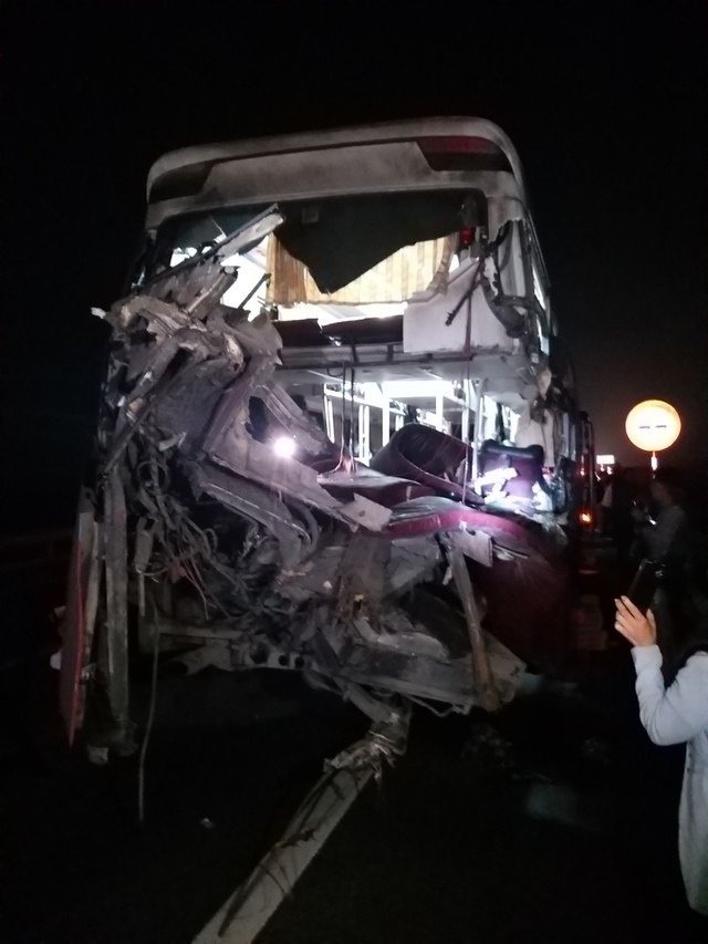 hien truong vu tai nan tham khoc tren cao toc cam lo la son 2 nguoi tu vong 4 nguoi bi thuong 5