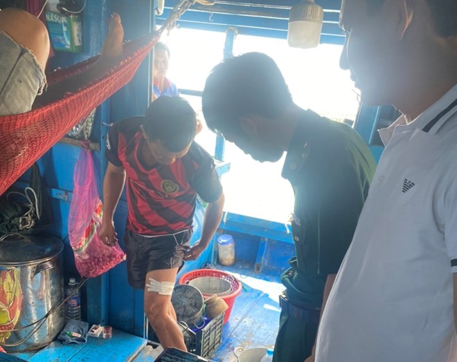 tau van tai va cham tau ca khien 9 ngu dan roi xuong bien 1 nguoi mat tich