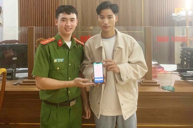 bat ngo nhan duoc 200 trieu dong tu tai khoan la nam sinh voi len cong an trinh bao