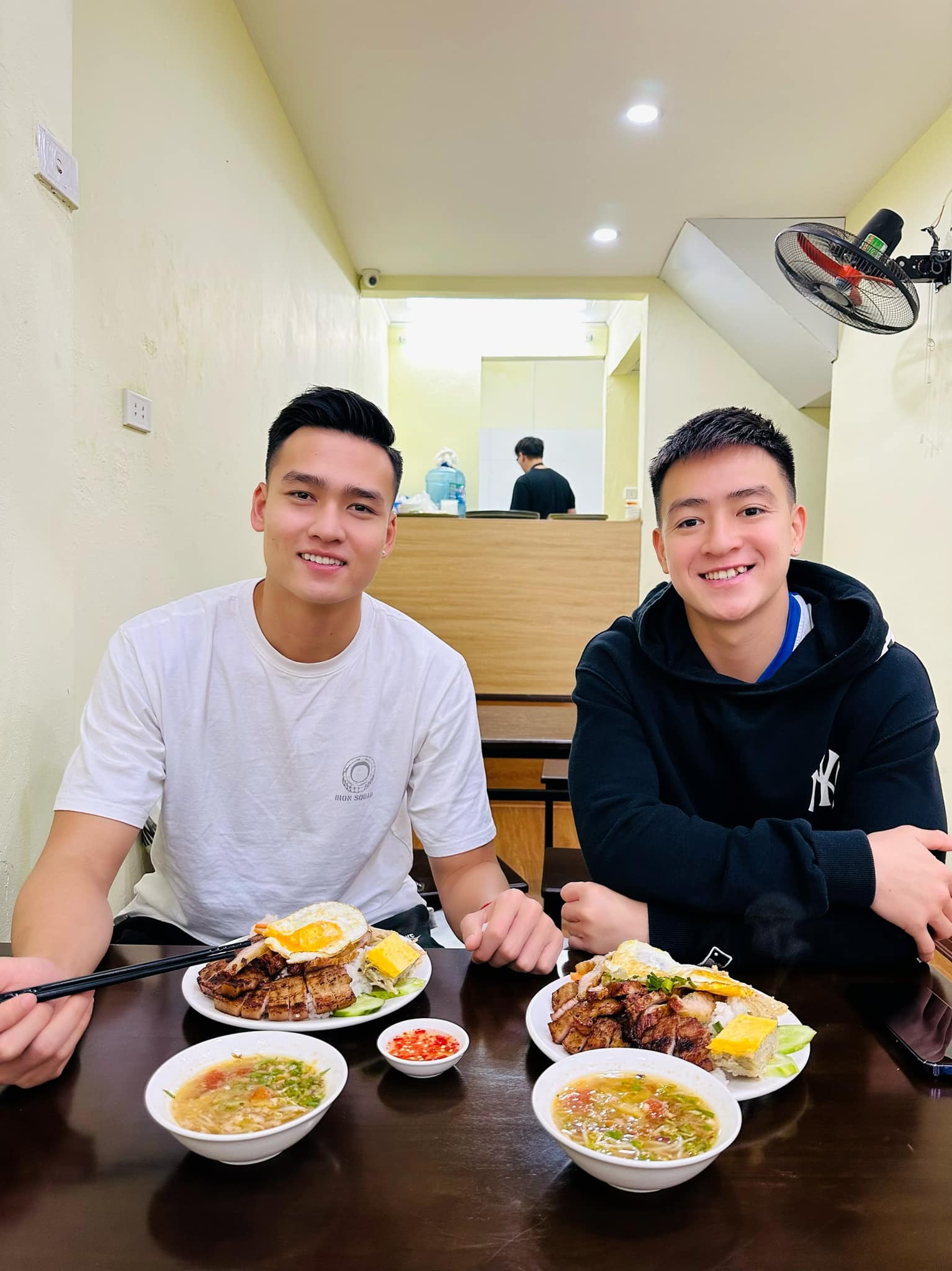 ve ngoai dien trai cua bui hoang viet anh chang trung ve dong fangirl nhat doi tuyen quoc gia dspl5