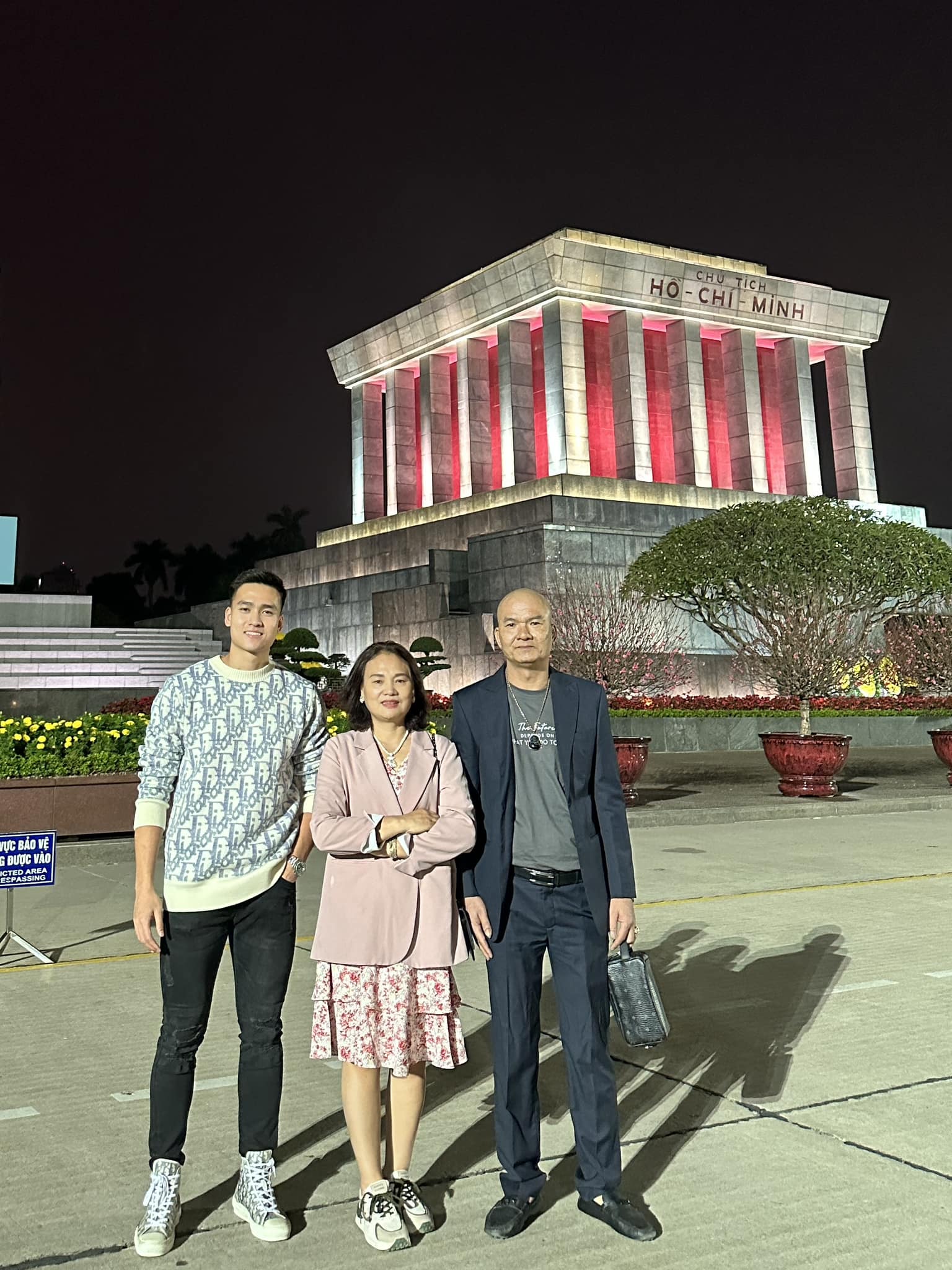 ve ngoai dien trai cua bui hoang viet anh chang trung ve dong fangirl nhat doi tuyen quoc gia dspl8