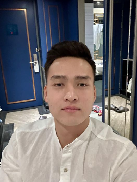 ve ngoai dien trai cua bui hoang viet anh chang trung ve dong fangirl nhat doi tuyen quoc gia
