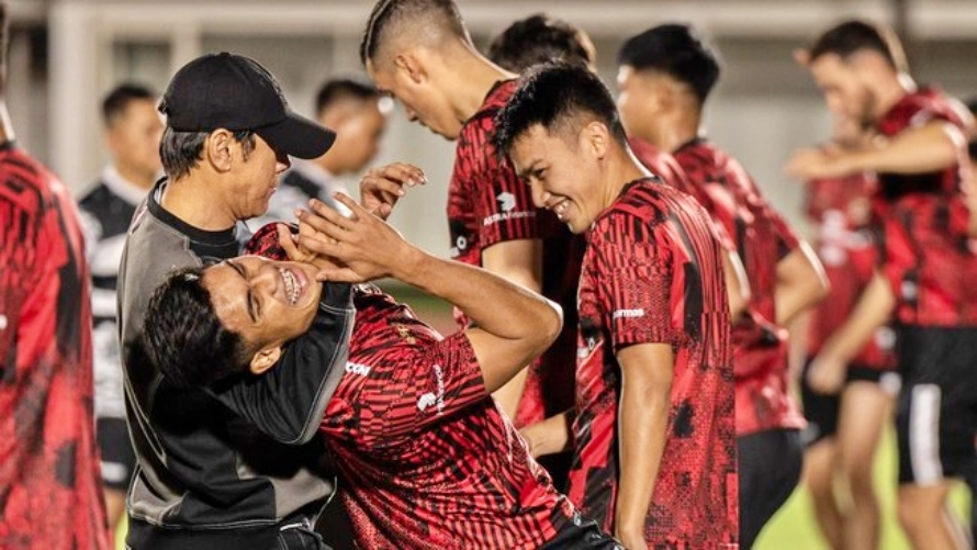 khoi dau buoi tap dau tien thay tro hlv shin tae yong bong gap truc trac bat ngo dspl khoi dau buoi tap dau tien thay tro hlv shin tae yong bong gap truc trac bat ngo dspl