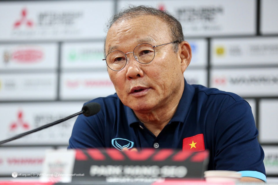 lo dien nhung cai ten tiep quan ghe nong thay hlv troussier dan dat viet nam lo dien nhung cai ten tiep quan ghe nong thay hlv troussier dan dat viet nam