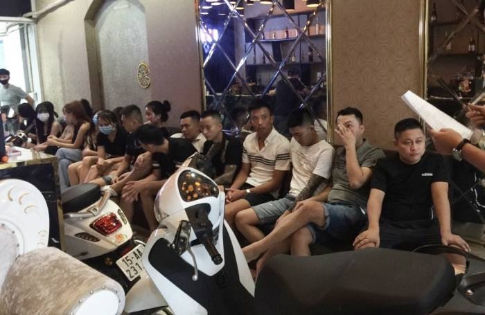bat chap lenh cam 19 khach o hai phong van hat chui giua mua dich dspl bat chap lenh cam 19 khach o hai phong van hat chui giua mua dich dspl