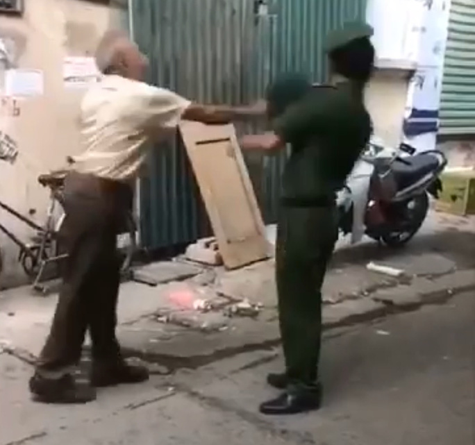 cu ong dung mu coi danh vao mat cong an khi bi nhac nho deo khau trang dspl cu ong dung mu coi danh vao mat cong an khi bi nhac nho deo khau trang dspl