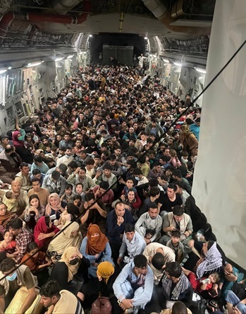 hon 600 nguoi nhoi nhet tren may bay my roi afghanistan dspl