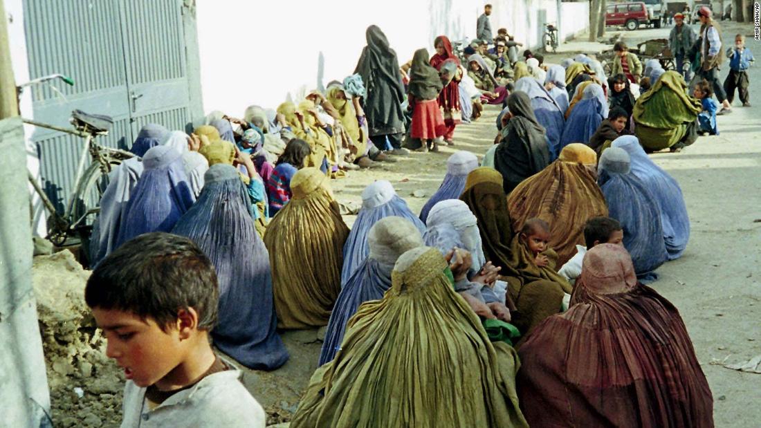 mot nguoi me afghanistan bi giet da man vi tu choi nau an cho taliban dspl 4 mot nguoi me afghanistan bi giet da man vi tu choi nau an cho taliban dspl 4