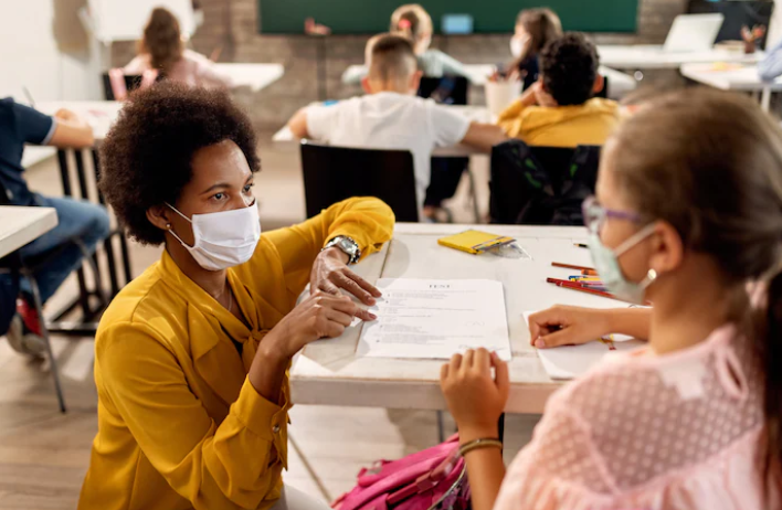 phu huynh my giat khau trang khoi mat co giao dspl 1