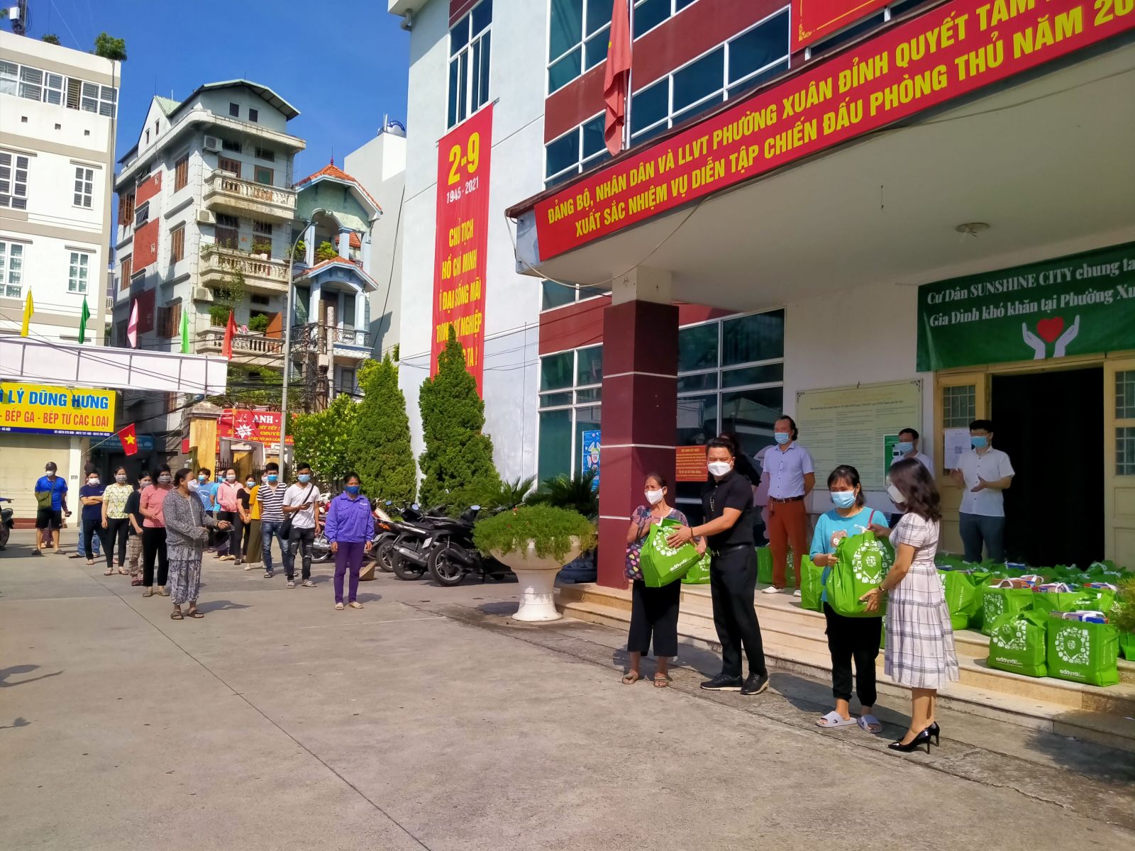 cu dan sunshine city chung tay giup do hoan canh kho khan vi covid 19 3