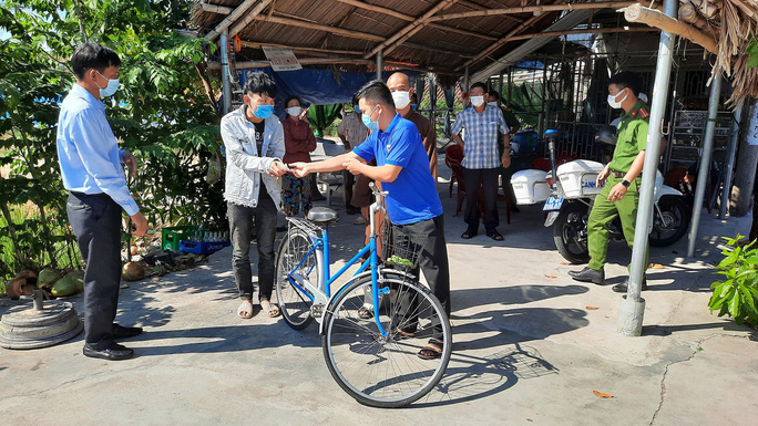 di bo tu quang ngai ve que chang trai thanh hoa duoc ba con quang nam tang tien xe may dspl di bo tu quang ngai ve que chang trai thanh hoa duoc ba con quang nam tang tien xe may dspl