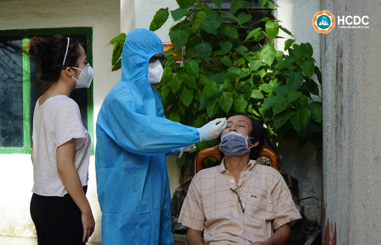 nhan vien y te o tphcm den tung nha huong dan test nhanh covid dspl 7 nhan vien y te o tphcm den tung nha huong dan test nhanh covid dspl 7