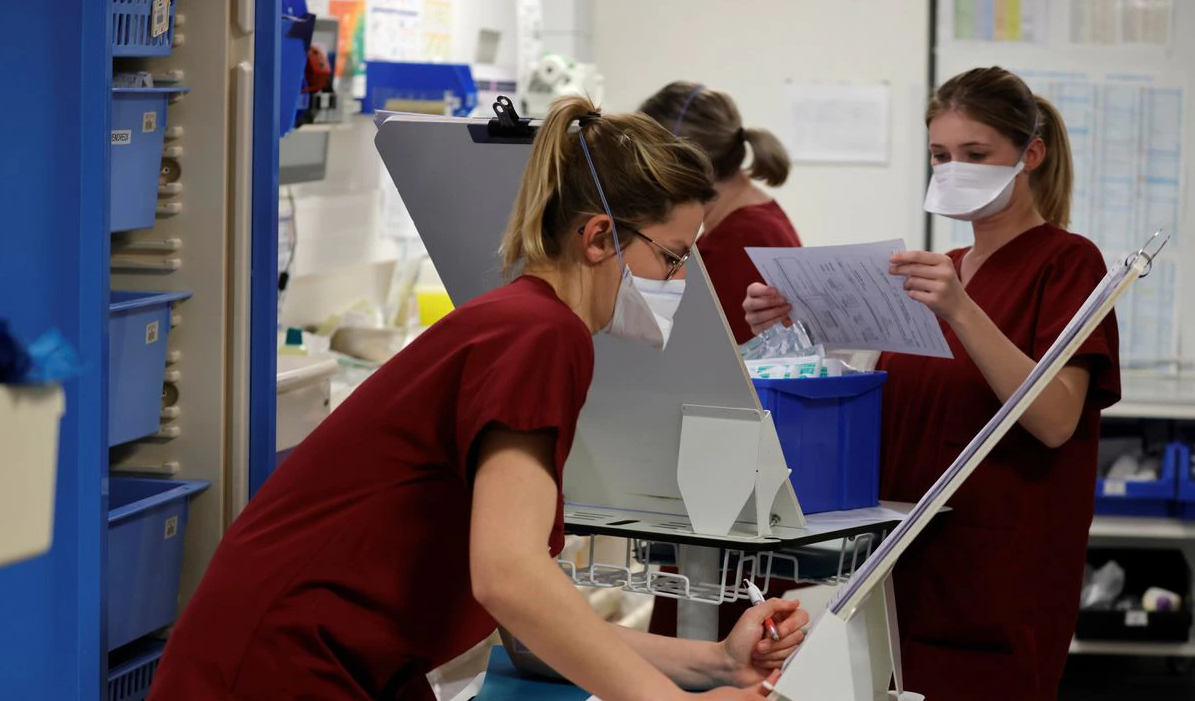 3000 nhan vien y te phap bi dinh chi cong viec vi khong tiem vac xin dspl1 3000 nhan vien y te phap bi dinh chi cong viec vi khong tiem vac xin dspl1