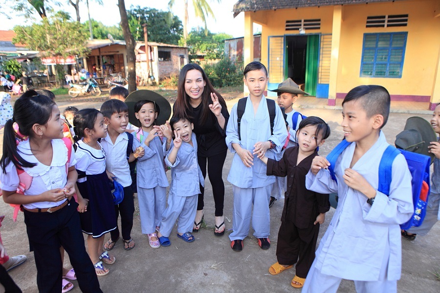 ca sy phi nhung hanh phuc khi duoc lam ba me dong con nhat dspl6 ca sy phi nhung hanh phuc khi duoc lam ba me dong con nhat dspl6
