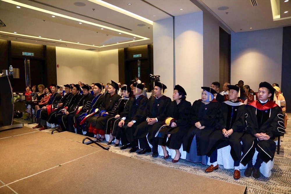 2 doanh nhan viet nam duoc dai hoc apollos hoa ky trao bang tien si danh du 2 doanh nhan viet nam duoc dai hoc apollos hoa ky trao bang tien si danh du