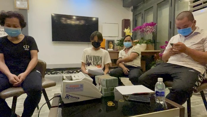 quan ly cua phi nhung ban giao tien cho ho van cuong he lo di nguyen tu co ca si dspl quan ly cua phi nhung ban giao tien cho ho van cuong he lo di nguyen tu co ca si dspl
