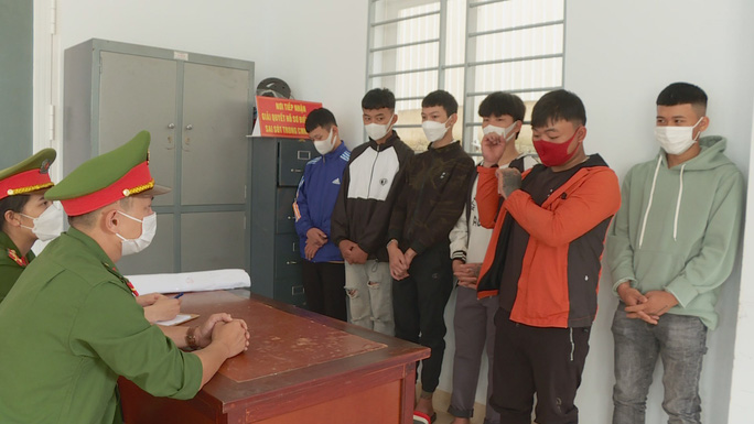 hoc sinh lop 10 ru ban di hon chien chem nham nguoi di duong dspl